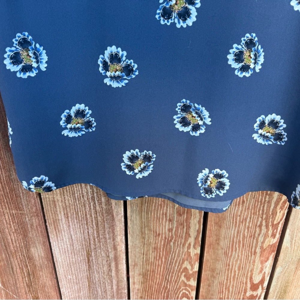 Loft Floral Print  Blue Flutter Sleeve Blouse Size Small - Picture 13 of 14